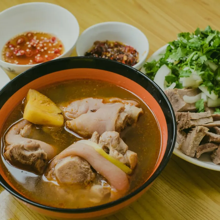Bàn ăn tại Phương Oanh